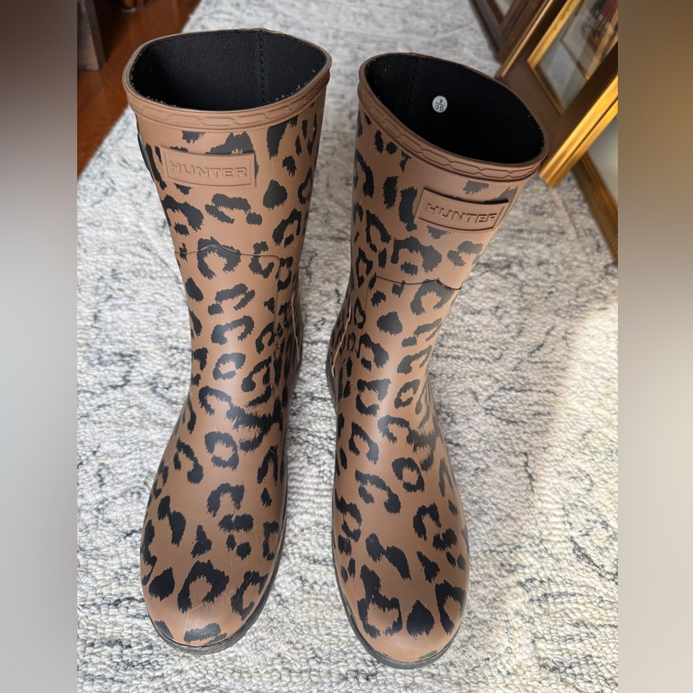 Hunter Refined Rain Boots in Beach Tan/Black Leopard Print size 8
